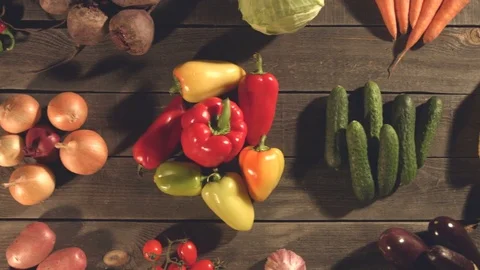 Top view of a table with a variety of vegetables. Vidéo 79908179