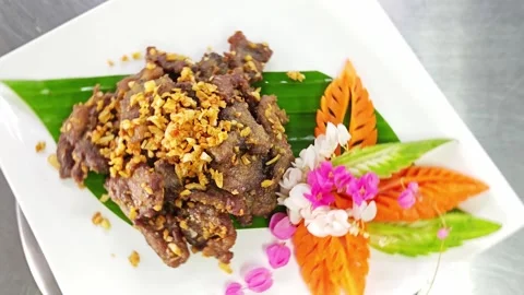 Top view of Thai stir-fried garlic pork topped with crispy fried garlic. 스톡 동영상 343697832