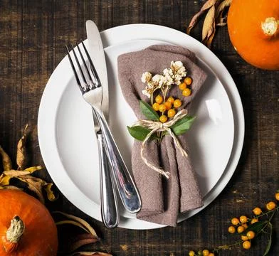 Top view thanksgiving dinner table arrangement with cutlery Foto stock