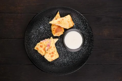 Top view of thin pancakes stuffed with ham and cheese Foto stock