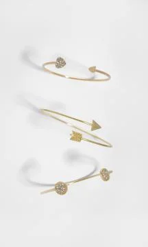 Top view of three different design golden bracelets on white background with  Foto stock