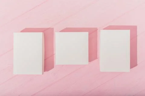 Top view three empty white boxes on pink wooden table 库存照片