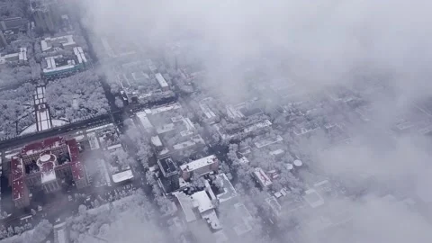 Top view through the clouds on the city of Almaty. Vídeos de archivo 143183202
