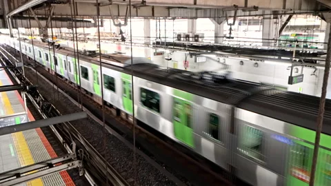  Top View Timelapse of Metro Train on JR Yamanote Line quickly leave Video stock 189387561