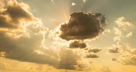 Top view timelapse of yellow orange sunny sky with bright sun and rays at hot Vidéo 155407640