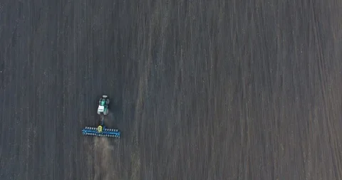 Top view of a tractor planting wheat at sunset Video stock 88706602