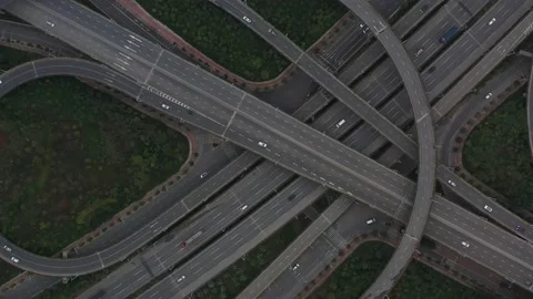 Top view of traffic flow on a large multi-level curved viaduct Vídeos de archivo 234182204