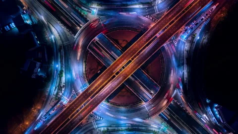 Top view of traffic on a roundabout road at an intersection at night Vídeos de archivo 210691876