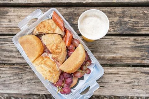 Top view of a transparent plastic container filled with buns, sausages, and 库存照片