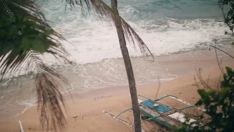 Top view of tropical white sand beach with strong waves. Vídeo Stock 122185688