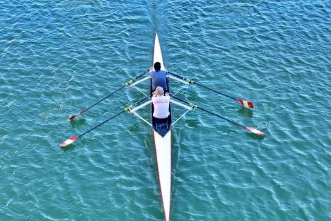 Top View of Two Athletes in a Double Scull Rowing Boat on Calm Water Stock-Fotos