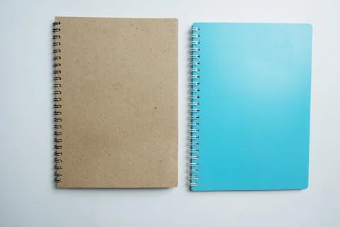 Top view of two blank spiral notebooks, one kraft brown and one bright blue.. Stockfoto's