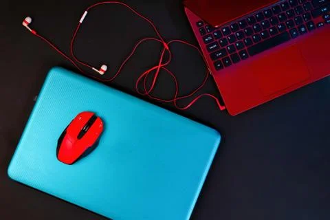 Top view of two colored laptops, turquoise and red Foto stock