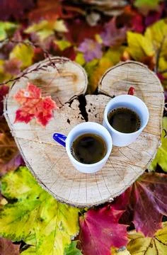 Top view of two cups of coffee on a wooden heart. Nearby and in the background - Foto stock