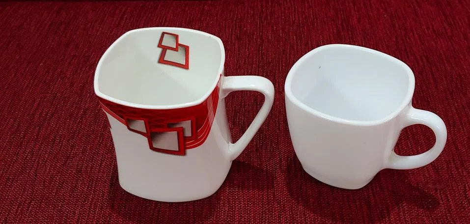 TOP VIEW OF TWO EMPTY TEA CUPS ON A RED SURFACE , CLOSE-UP Foto stock