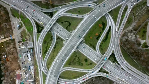 Top view of a two-level road junction. Vidéo 126910453