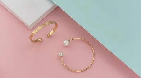 Top view of two modern bracelets on pastel colors papers Foto stock