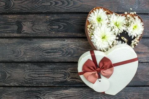 Top view valentines day present with love note on a dark background marriag.. Foto stock