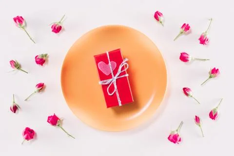 Top view of valentines present box and scattered roses isolated on white 库存照片