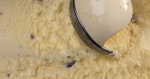 Top view of vanilla flavour ice cream with raisins and scoop Video stock 113634892