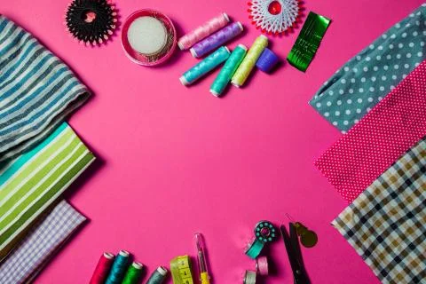 Top view with various sewing tools on pink background Foto stock