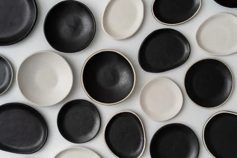 Top view various types of black and white stoneware dishes on white backgroun Foto stock