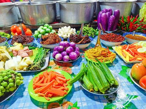 Top view of various vegetable types and Shrimp Paste Dip, on a table. Foto stock