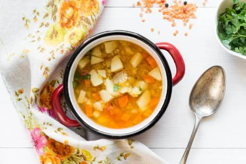 Top view of vegetable soup with red lentil on white wooden background Foto stock