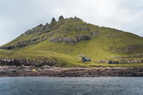Top view vertical composition with the iconic Drangarnir gate, Tindholmur and Foto stock