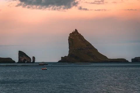 Top view vertical composition with the iconic Drangarnir gate, Tindholmur and Foto stock