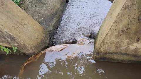 Top view video of flood water flowing rapidly at the spillway gate during a.. Vídeos de archivo 336043908