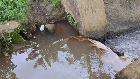 Top view video of flood water flowing rapidly at the spillway gate and a ma.. Stock Footage 336043969