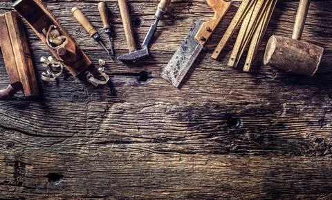 Top of view vintage carpenter tools in a carpentry workshop Foto stock