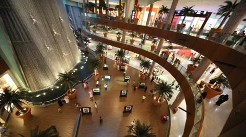 Top view on visitors inside Dubai Mall in Dubai, UAE. Video stock 958022