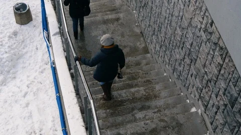 Top view of walking down the stairs in the snow Vídeo Stock 127115312
