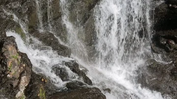 Top view of waterfall close up 库存影片 85707389
