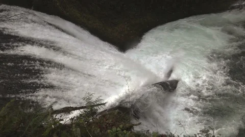 Top view of a waterfall in slow motion Video stock 87946828