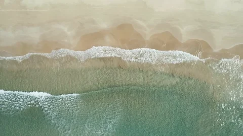 Top view of waves break on tropical white sand beach. Aerial drone view 4k shot Vidéo 103203838