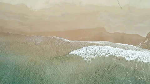Top view of waves break on tropical white sand beach. Aerial drone view 4k shot Vídeo Stock 103204088