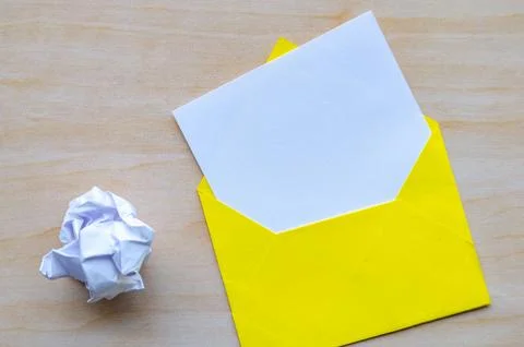 Top view of white notepad with envelope and crumpled paper with customizabl.. Foto stock