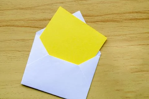 Top view of white notepad with envelope on wooden cover background with cus.. Foto stock