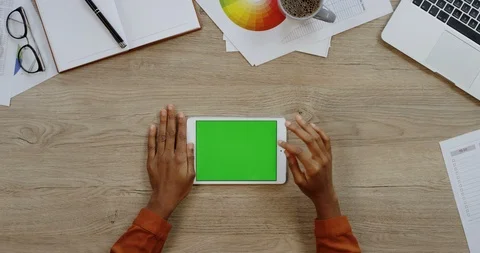 Top view of the white tablet device lying horizontally on the wooden office Video stock 96001318