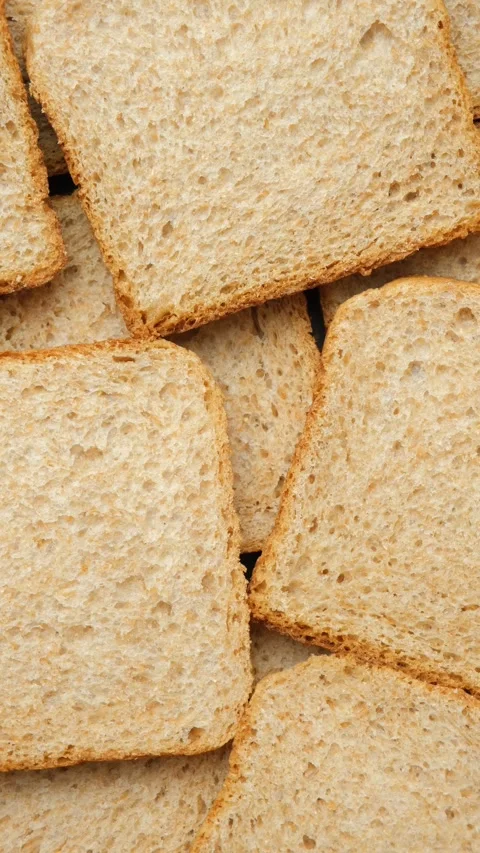 Top view of whole wheat toast bread slices rotating slowly. Stockbeeldmateriaal 337182354