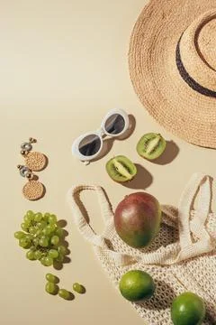 Top view wicker hat sunglasses Foto stock