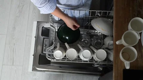 Top view of woman loading all dirty dishes into a dishwasher Vídeo Stock 328990162