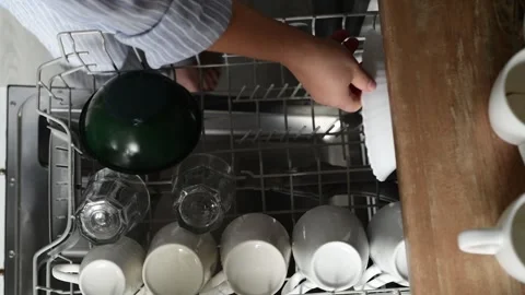 Top view of woman loading all dirty dishes into a dishwasher Vídeo Stock 328993829