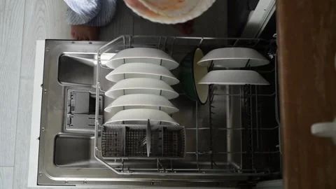Top view of woman loading dirty plates into a dishwasher Vídeo Stock 328993841