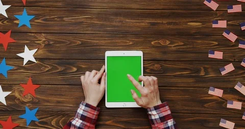 Top view on the woman's hands scrolling and taping on the white tablet device 스톡 동영상 91715262