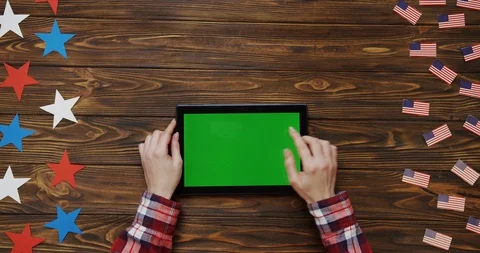 Top view on the woman's hands scrolling and taping on the black tablet device Video stock 91715792