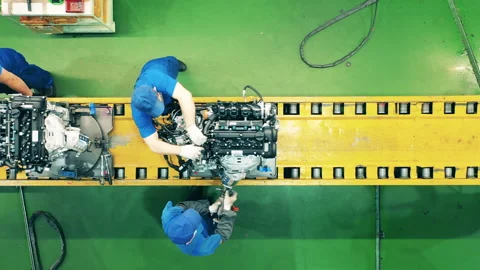 Top view of workers using a conveyor to assemble a car engine Vídeo Stock 141523768